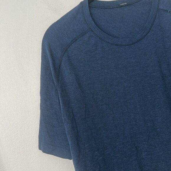 Lululemon Shirt Mens Metal Vent Tech Navy Blue Short L - Picture 2 of 5